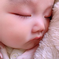 昨晚十二点一觉睡到早上七点，三个月的天使宝宝。爱你哟😚