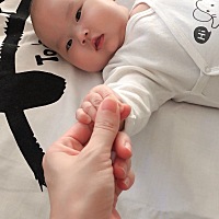 登登宝贝从昨晚上20:30睡到今早5:30 这又是你的一次进步！虽然我还是不能睡整觉 因为要起来吸奶！但是妈...