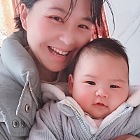 时间好快，这就100天啦！我学会了笑，学会了咿呀学语，还能认出妈妈喽！继续加油，健康快乐成长！
