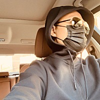 这家伙现在全副武装去帮我买面包，勇气可嘉，值得表扬；数着快点儿春暧花开，希望疫情早点儿过去。