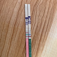 姐妹们帮我看看，月经不准，不知道什么时候排卵，上次来月经1.8，绿色是早早孕，粉色是排卵试纸，刚刚测...