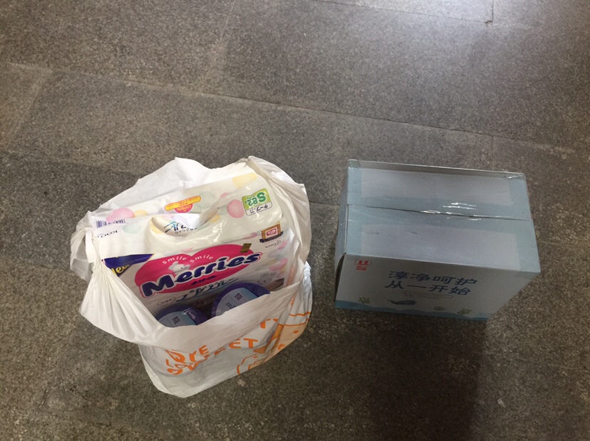 今天去店里只买到两罐奶粉，库存别的店都没，好夸张，问了什么时候到，她们也不知道，特殊时期