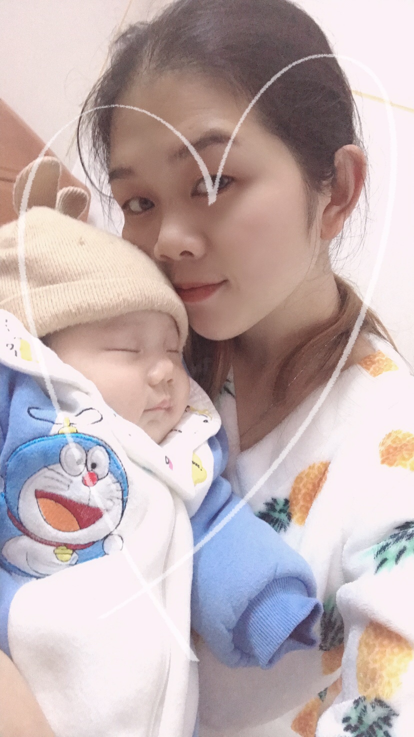 不懂你们的老公怎样，昨天晚上叫他热奶，我在换尿片，他拿了一个小奶瓶装不了宝宝一次要喝的量，叫他换大奶瓶，他说那么麻烦你又没告诉我他喝多少，可是你自己天天在家的呀？他说他的脚刚暖不想动，可是我的被子也刚暖我也不想动啊，可以吗？
  所以啊，孩子是两个人的，但是生孩子，换尿片，熬夜起夜，喂夜奶失眠，没有自由都是妈妈在做，爸爸呢就负责玩手机睡大觉，出去玩😏你品，你细品