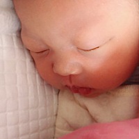 这两天吐奶频繁吐了想吃.吃着吃着会吐.而且拉屎偶尔带绿有宝妈知道怎么回事吗.怎么缓解呢.难过啊😫.太...
