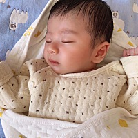 48天从晚上十点睡到早上六点，受宠若惊的老母亲坐在床边等娃醒，六点醒了吃完奶又睡了……从怀孕就心疼...