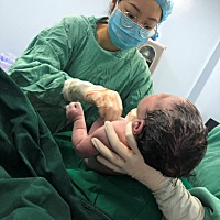 顺产，9个小时的宫缩阵痛我不想回忆了，我能有条命把她生出来真的感谢上苍。这辈子我就只想有这么一个孩...