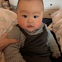 以前宝宝隔几个小时饿了就会哭，但是抱起来喂奶就马上安静了，吃几分钟就继续睡，一晚上吃2到3次奶。不...