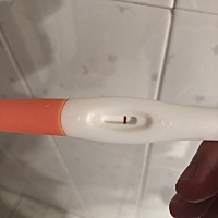 同房第12天hcg测出来是一条，月经周期是20天，请问有怀吗？