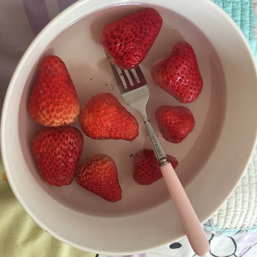 草莓可以吃，热水投一投，或者切碎拌在热乎刚充好的藕粉里面吃。
