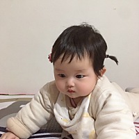 宝宝现在七个月了 还是坐不太稳 也不会向前爬行 但是会原地转圈爬 拿东西也很溜 会左手右手来回互换 同...