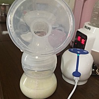 不得不说我之前准备的吸奶器花了48RMB打折买的，真心不好用，一次也就能出20毫升，还吸了老半天，月嫂帮...