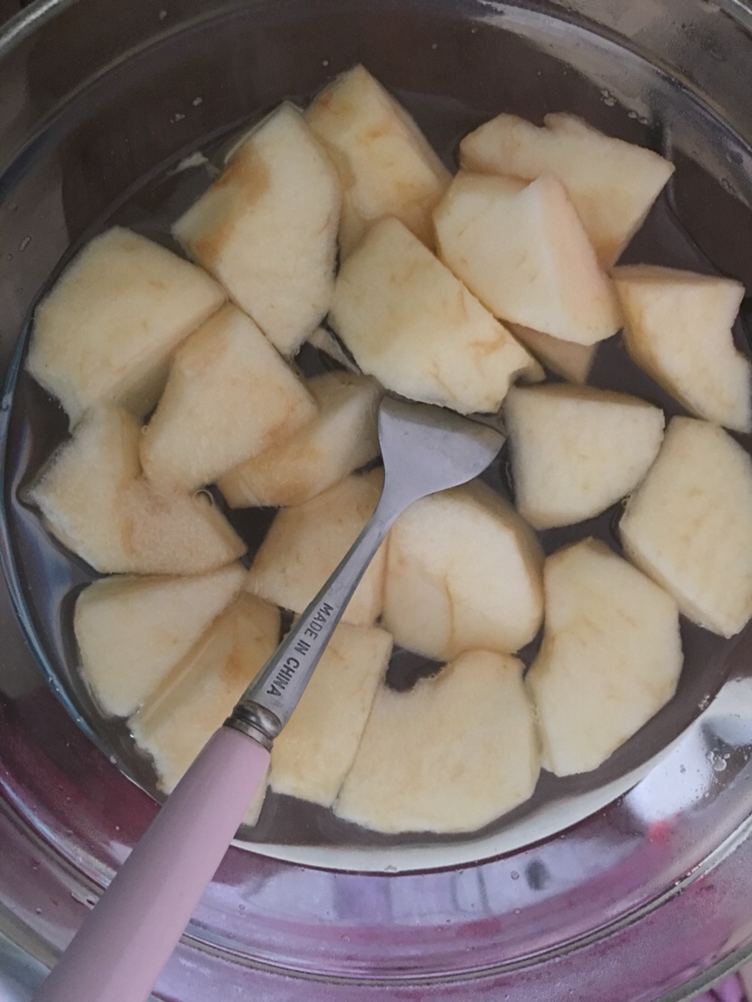 上午辅食：热水冒苹果