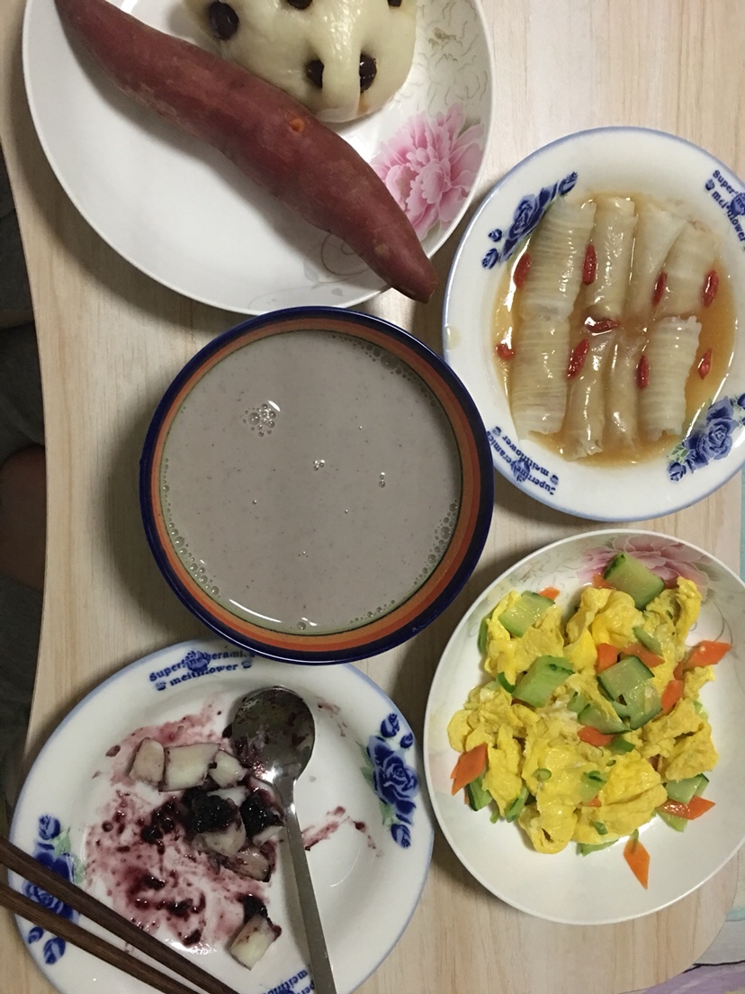 早餐：枣馒头 地瓜 白菜肉卷 黑豆豆浆 鸡蛋炒瓜片 蓝莓山药