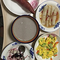 产后月子第八天月子餐敬上 这周主要补充鸡鱼蛋奶 肉 黑米 黑豆 黑芝麻等等（我便秘，所以不喝牛奶，喝了...