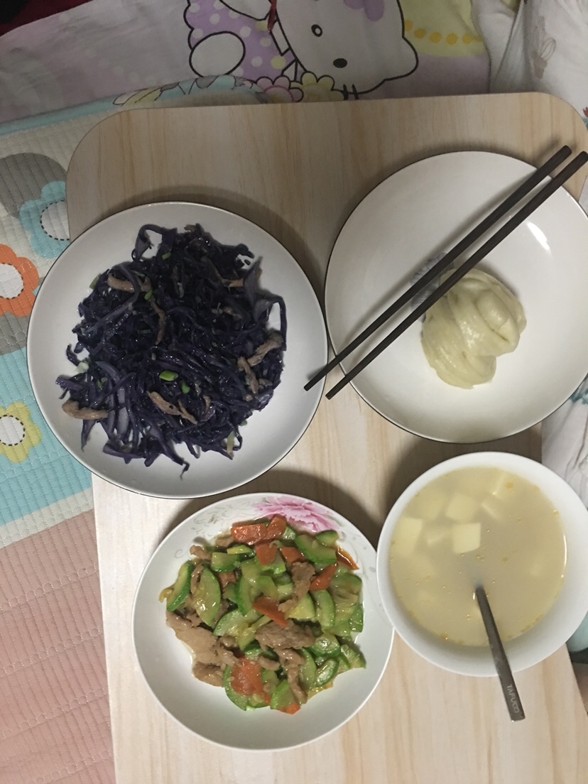 晚餐：鲫鱼豆腐汤 花卷 素炒西葫芦 肉炒紫甘蓝 还有一个白面豆沙包 （后端上来的）