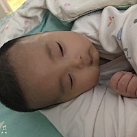 一个月多点开始，就喜欢枕着我胳膊睡觉，他自己好几个枕头不枕哈哈😄不枕胳膊不睡觉还哭，一枕胳膊就...