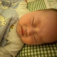 睡觉真难，晚上必须含奶睡。怎么办，上班了可怎办？