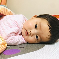 二月十三号 晚九点 夏天人生中第一次爬行 尽管还不熟练 爬的是东倒西歪😂 老母亲心里简直乐开了花 �...