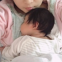 就这么天天抱着，除非她实在困的不行的时候，才愿意躺下睡几个小时，其余时间全部都是抱着粘着，全靠我...
