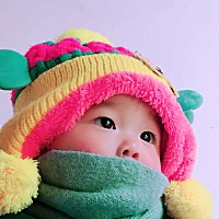 我家宝宝八个多月了，最近发现儿子喜欢摸着我的脸然后就凑过来亲我了，爸爸抱着过来跟我玩儿子就摸我脸...