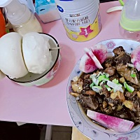 因为疫情，我把自己家的大门紧锁，不敢让任何人进出我家，因为孩子才三个月。但是婆婆在老家来回来送吃...