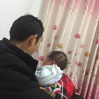 宝宝从来没有像今天一样  哭到12点也不睡觉  让人心疼  也不知道他怎么了  他一个劲的扯着嗓子哭  心疼...