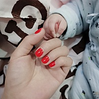 可以抓玩具啦 喜欢经常盯着妈妈看