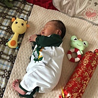宝宝十分听话，晚上起来了喂上奶就又睡了，真是天使宝宝 就是有点拉肚子，不知道是不是因为换水不舒服的...