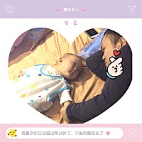 虽然宝贝听不懂，但很喜欢听爸爸讲故事，看那一脸迷弟的样子😘 专家说，宝宝三岁之前是大脑发育的最佳...