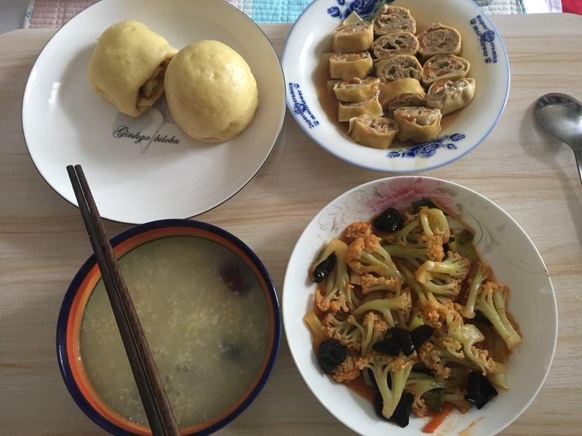 肉卷南瓜花卷 南瓜豆沙包 干豆腐肉卷 木耳炒菜花 山药红枣二米粥