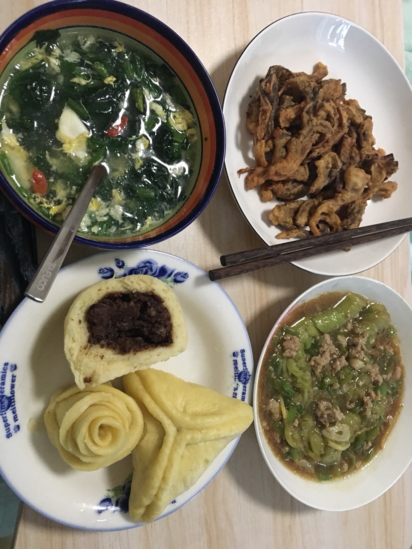 炸蘑菇 茄子酿肉 菠菜鸡蛋汤 南瓜豆沙包（中午吃剩的）红糖糖三角 南瓜玫瑰馒头