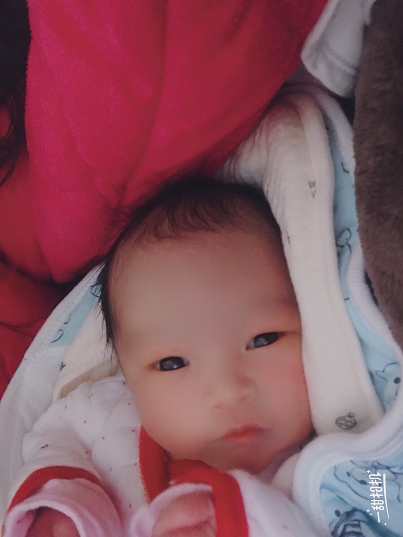 宫缩的酸爽，谁告诉我二胎不疼的，超级疼，疼的怀疑人生，不仅被拉了一刀，还享受了宫口全开的酸爽！原本一直打算顺产的，宝宝提前发动，因为一胎是刨腹产，虽然时隔9年，老伤疤太薄，医生说怕裂开，最终老公还是签字刨腹产了，二胎伤口简直太疼，今天7天了，还是很难下床，不知道怎么坚持过来的，看到小宝，也值得了！