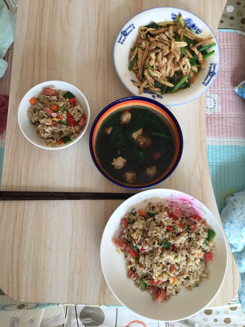 炒米饭 紫菜猪肉丸汤 白玉菇菠菜炒肉