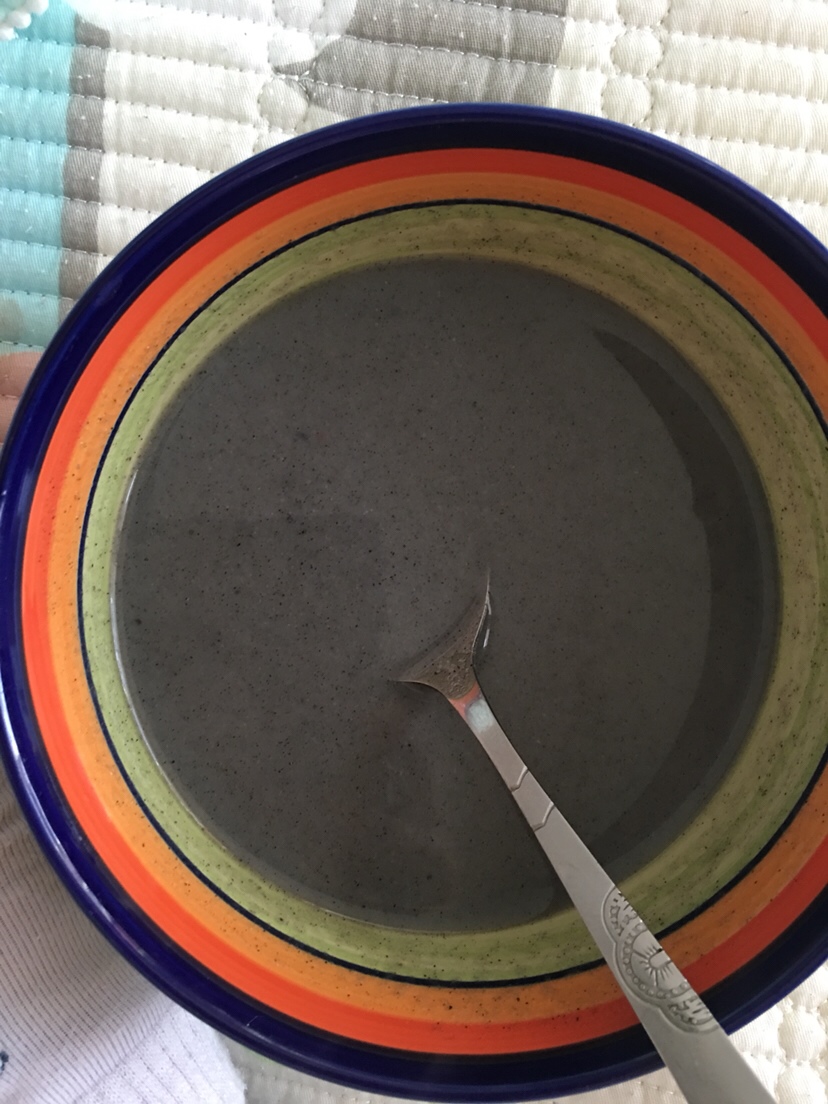 辅食：芝麻糊（买的成袋包装的南方黑芝麻糊）