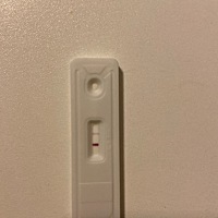 同房后第十天测的，第一次测我也没注意，刚开始只出了一条线，过了两分钟还没出现我以为没怀上就不管了...