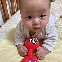 越来越好玩了，自己躺在小车里，就能安静的玩一会了，真好！喜欢笑，说话，就是晚上入睡难。白天奶嘴可...