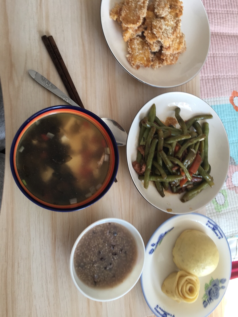 炸鸡排 炒豆角 紫菜豆腐汤 黑米小米粥 南瓜豆沙包 南瓜玫瑰馒头