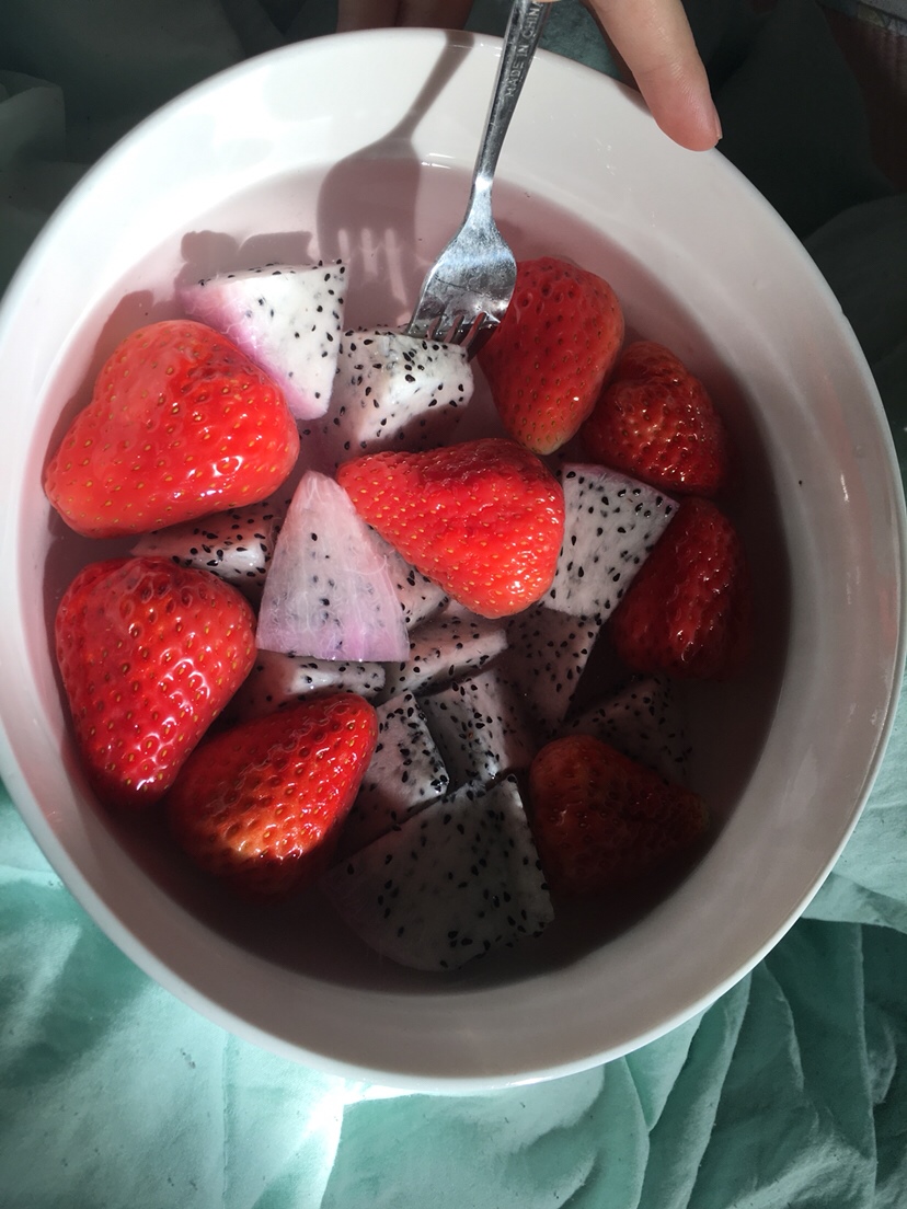 辅食：草莓 火龙果