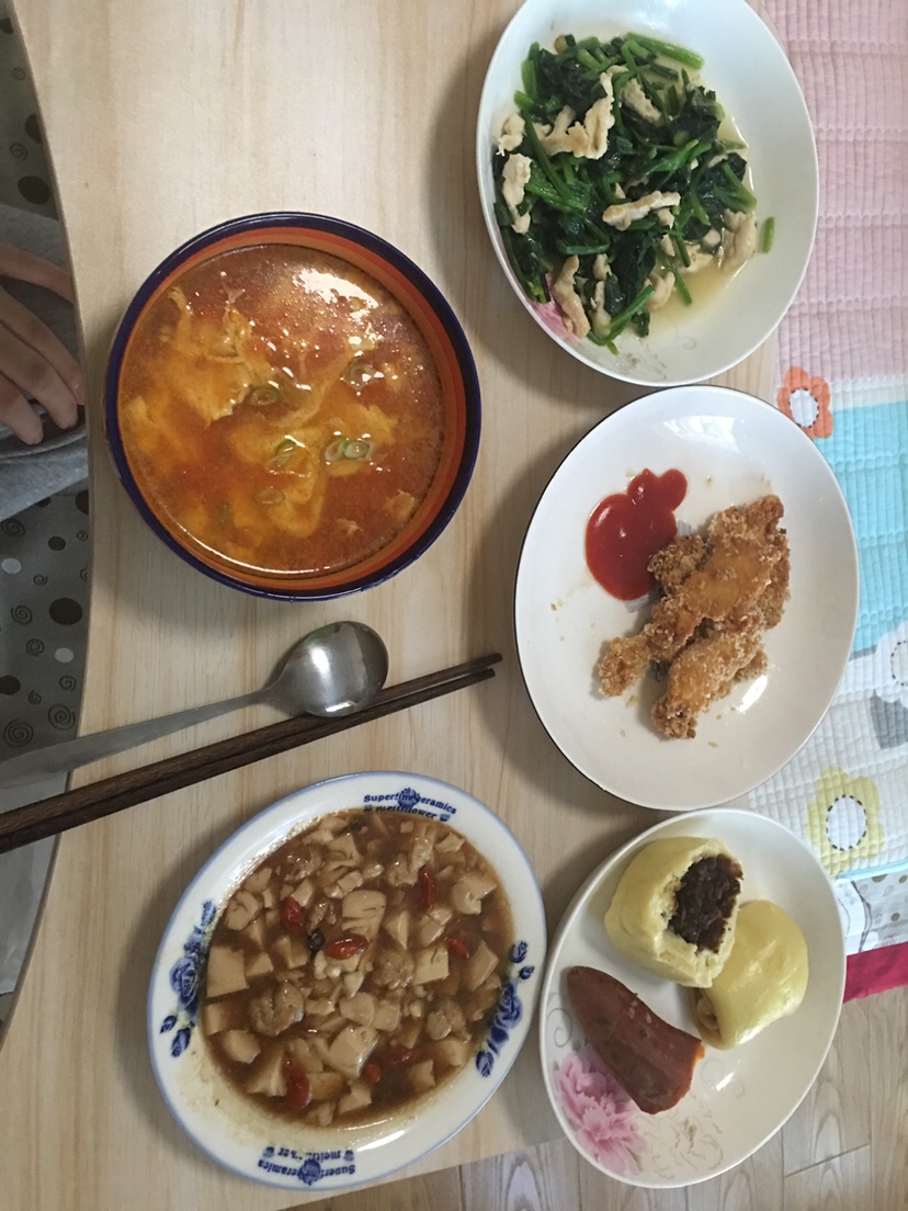 波菜炒肉 西红柿鸡蛋汤 炸鸡排 肉末豆腐 南瓜豆包 南瓜馒头肉卷 地瓜