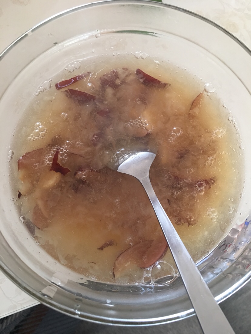 辅食：冰糖银耳莲子汤