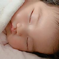 我暖暖真的是太乖了！从在月子中心开始，晚上从12点开始也就喝2次奶！基本是3-4小时喝一次奶。出了月子...