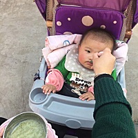 老观点认为婴幼儿4个月时就要添加辅食，而世界卫生组织2002年发布的《婴幼儿喂养指南》提出，应在宝宝满...