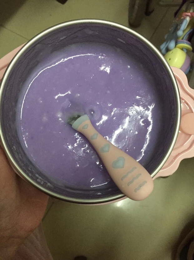 辅食的稀稠程度宝妈需要看宝宝的接收程度来调节，这里我并没有经验来传授。
  这顿是紫山药，听说有些宝宝会过敏，我就挑的稀了一些 看可可的接收程度。结果她都吃完了，没有出什么不良反应。后面再做的时候我就弄稠了一些。但是像这类易过敏的蔬菜，宝宝还是需要少吃一点，避免不必要的麻烦。 可可一直到现在8个多月了，我也就给她吃了三四次。
   随着宝宝月龄的增长，辅食也要从简单变得丰富一些。因为我是新手妈妈，并且没有娃之前是从来没有下过厨房。很多东西都是现学现卖，在网上看过来做法再去问婆婆或者身边的宝妈们。如果有哪里不对的地方，还请指出。也欢迎有更多的新手宝妈，可以一起讨论怎么弄辅食。