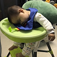刚喂完辅食 去厨房把碗泡着 转过身就看见这一幕