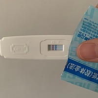 姨妈推迟两天，明明是白板，就是想使劲儿看出双杠😭