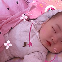 为什么女人可以不顾一切的去照顾孩子，爸爸可以随心所欲，玩手机……刷抖音……打游戏～