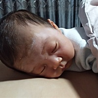 宝宝出了月子湿疹长的满脸都是，脖子上耳朵后都有，后来买了氧化锌乳膏涂，一天2次  没几天就好了，后来...