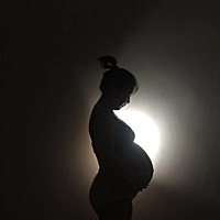 个人觉得去影楼拍孕妇照劳民伤财，自己累够呛，拍那么多又没地方摆。所以我选择了在家自拍，拍两三张留...