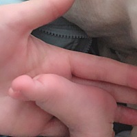 我家的男娃娃，明天满月，刚刚喝了80ml母乳 60ml奶粉，惊到我了。只喜欢喝大口大口往嘴里涌的奶，后奶根...