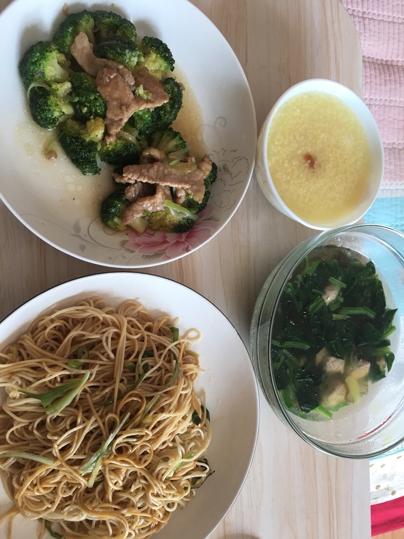 小米山药枸杞粥（早上没喝完的 中午接着喝） 肉炒西兰花 菠菜肉丸汤 葱油拌面（这个是我特意要吃的，怀孕前总喜欢做着吃，月嫂给做了，满足满足）